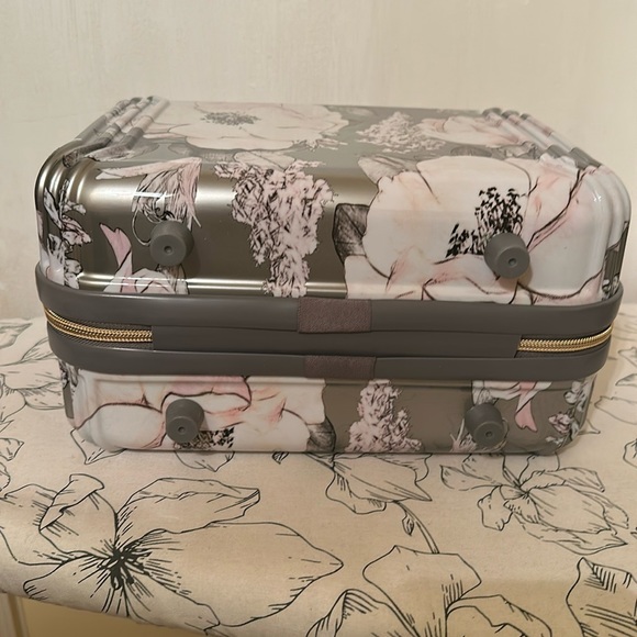 Beauty/Travel case - Picture 9 of 9